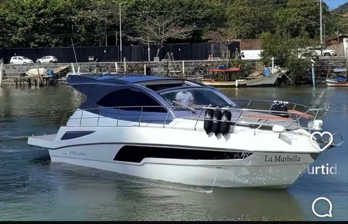 Atracada na Marina de Balneário Camboriú.