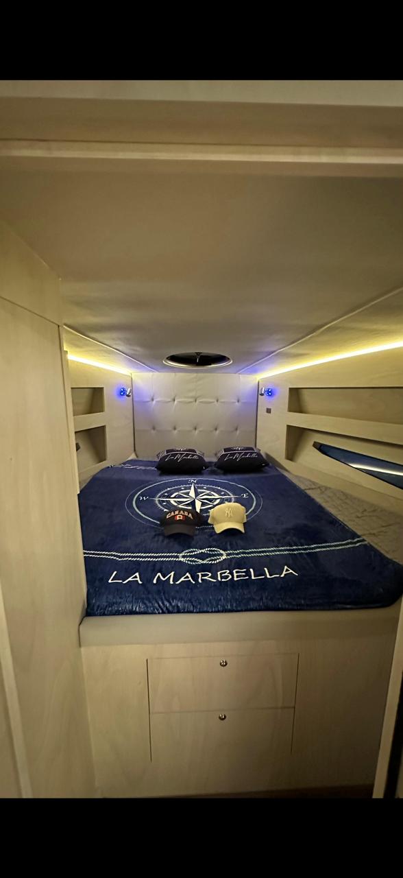 Cabine principal — cama de casal com lençol bordado 'La Marbella'