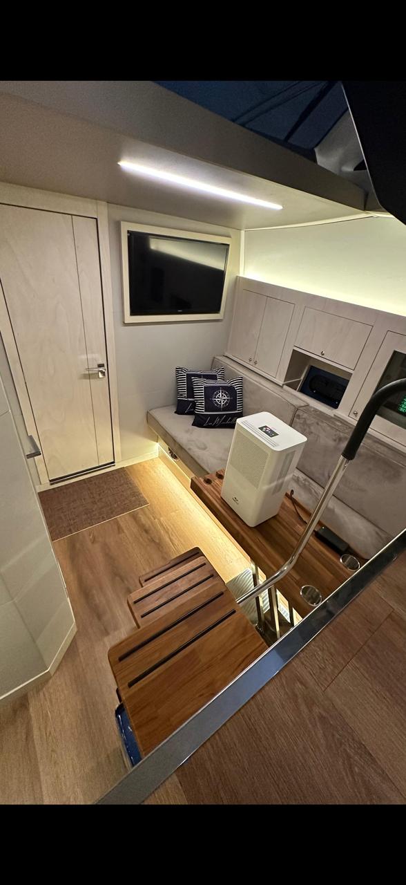 Cabine secundária com TV e sofá-cama.